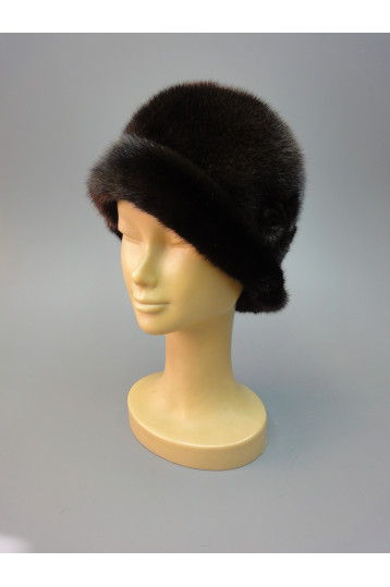 Женская шляпка из меха норки цвета махагон с отворотом и декором